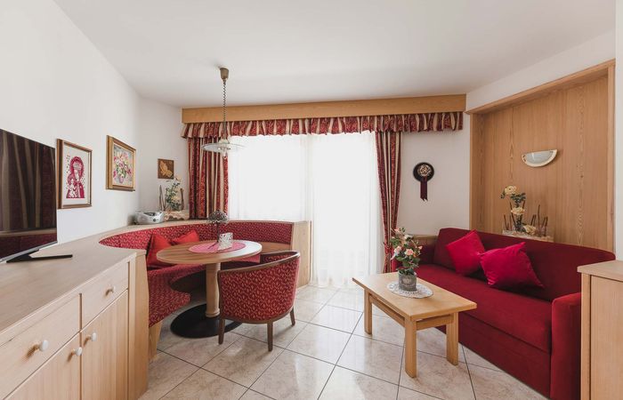 Dorf Tirol Appartement Wohnzimmer Wohnraum Couch Sitzecke