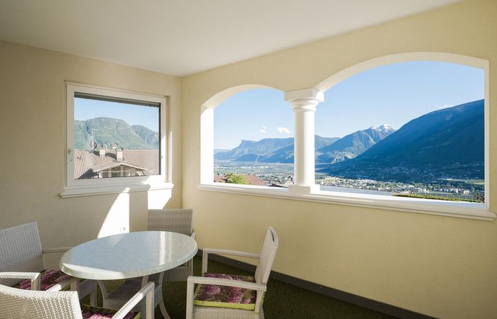 Dorf Tirol Appartement mit Balkon Ausblick Residence Sissi