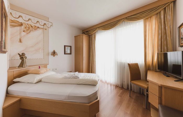 Abitare vacanza Tirolo Residence Sissi letto camera da letto TV appartamento