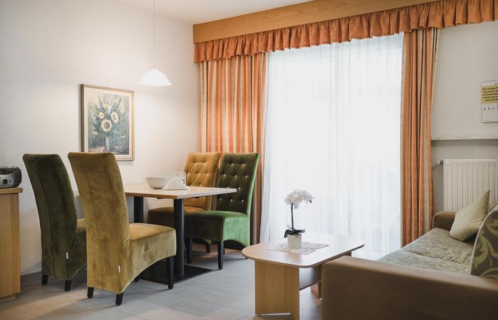 Dorf Tirol Appartement Wohnzimmer Wohnraum Couch Sitzecke Exclusive