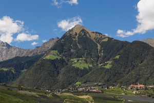 Wandern Höfewanderung Südtirol Urlaub Dorf Tirol Muthöfe