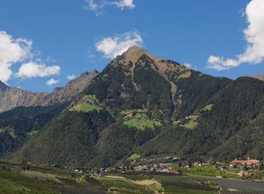 Wandern Höfewanderung Südtirol Urlaub Dorf Tirol Muthöfe
