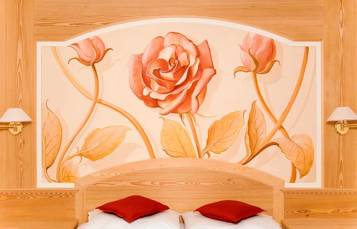 Dorf Tirol Appartement Residence Sissi Doppelbett Gemälde Rose