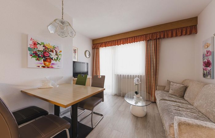 Dorf Tirol Appartement Wohnzimmer Wohnraum Couch Sitzecke TV