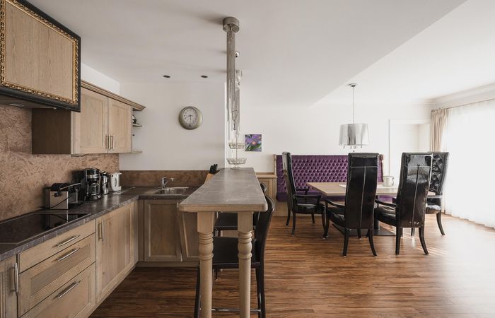 Dorf Tirol Appartement Küche Wohnraum Prestige