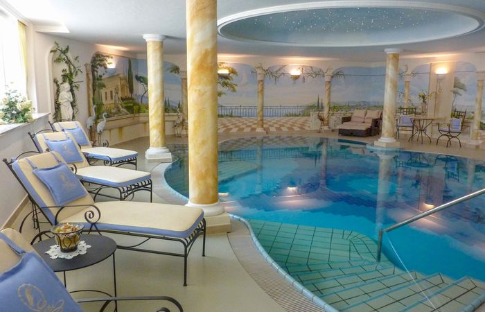 Tirolo vacanza piscina coperta sdrai benessere wellness Relax Residence Sissi