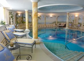 Tirolo vacanza piscina coperta sdrai benessere wellness Relax Residence Sissi