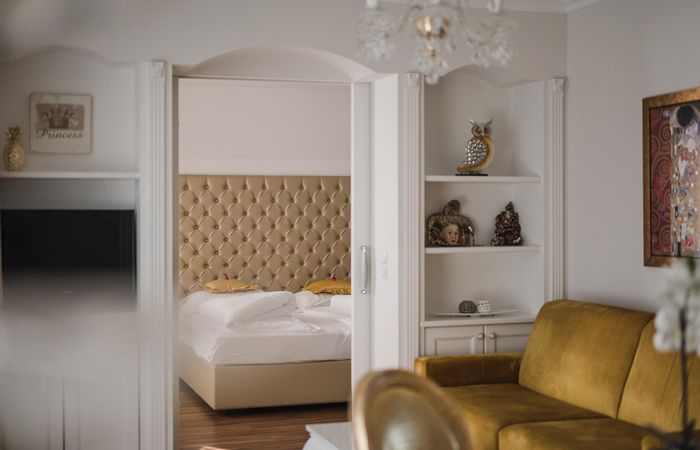 Wohnen Urlaub Dorf Tirol Residence Sissi Appartement Schlafzimmer Wohnraum