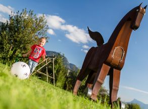 Sehenswertes Dorf Tirol Urlaub Burglehenpark Park mit Spielplatz