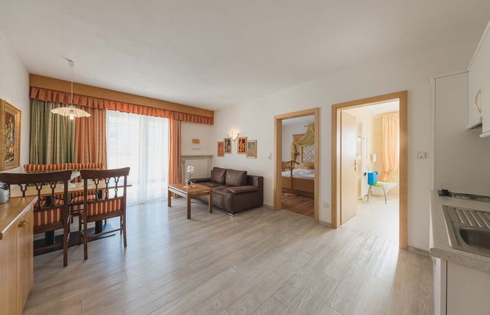 Residence Sissi Urlaub Appartement Typ Harmony Wohnraum Schlafzimmer Badezimmer