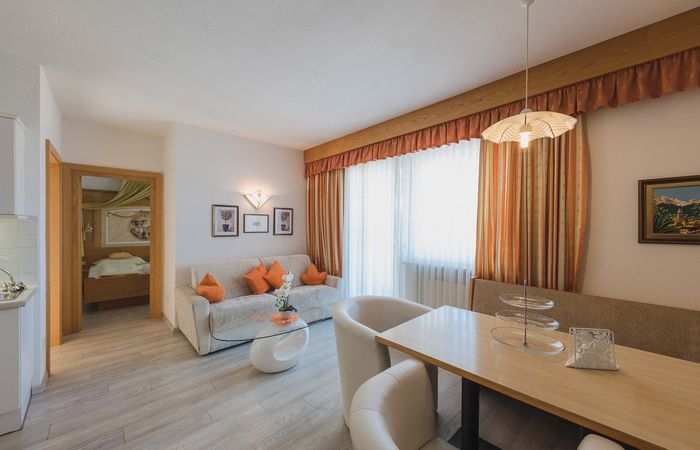 Wohnen Urlaub Dorf Tirol Residence Sissi Tisch Couch Appartement