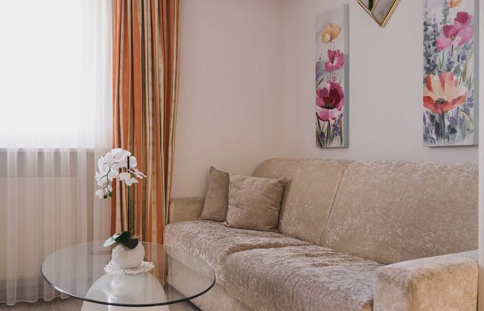 Dorf Tirol Appartement Wohnzimmer Wohnraum Couch Deluxe