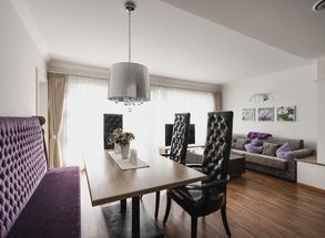 Dorf Tirol Appartement Wohnraum Esstisch Couch Prestige