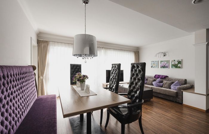 Dorf Tirol Appartement Wohnraum Esstisch Couch Prestige