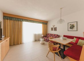 Dorf Tirol Appartement Wohnzimmer Wohnraum Couch Sitzecke