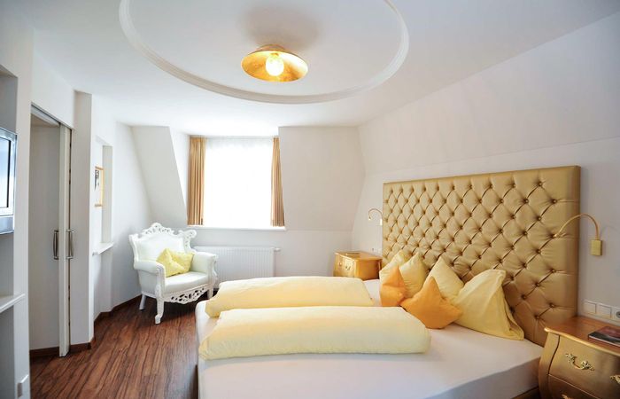 Wohnen Urlaub Dorf Tirol Residence Sissi Schlafzimmer Appartement Golden-Art