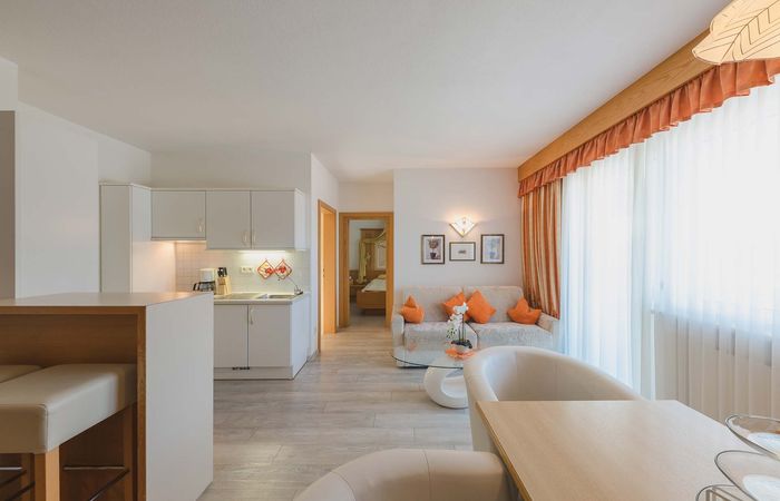 Dorf Tirol Appartement Residence Sissi Couch Tisch Küche