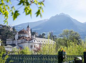 Meran Kurhaus Kurstadt Urlaub Südtirol Pfarrkirche Pulverturm Promenade