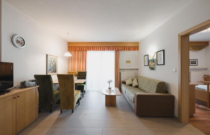 Dorf Tirol Appartement Wohnzimmer Wohnraum Couch Sitzecke