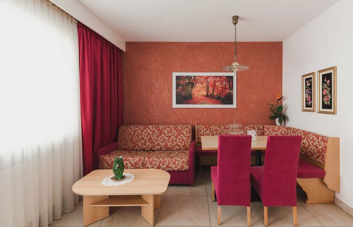 Dorf Tirol Appartement Wohnzimmer Wohnraum Couch Sitzecke