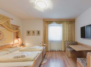 abitare vacanza Tirolo Residence Sissi letto matrimoniale angolo divano Appartamento