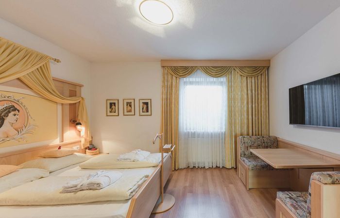 Wohnen Urlaub Dorf Tirol Residence Sissi Doppelbett Sitzecke Appartement