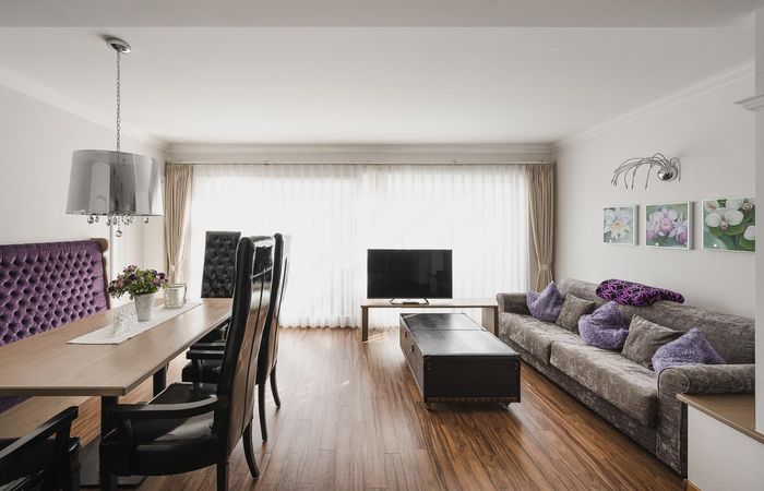 Dorf Tirol Appartement Wohnraum Esstisch Couch Prestige