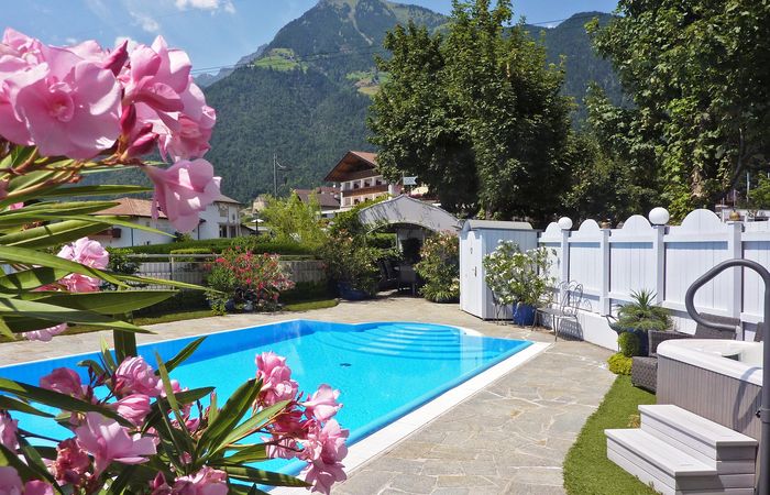 Piscina all'aperto Pool Residence Sissi benessere vacanza Tirolo