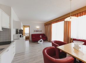 Dorf Tirol Appartement Wohnraum Küche Gran Royal