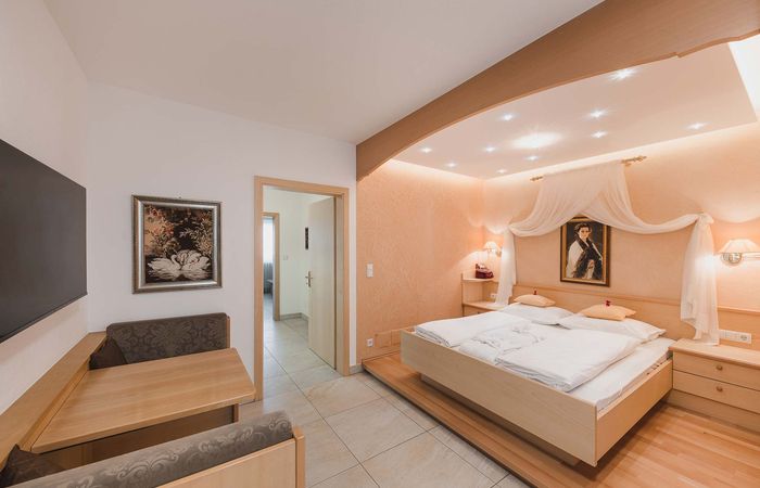 Wohnen Urlaub Dorf Tirol Residence Sissi Doppelbett Sitzecke Appartement