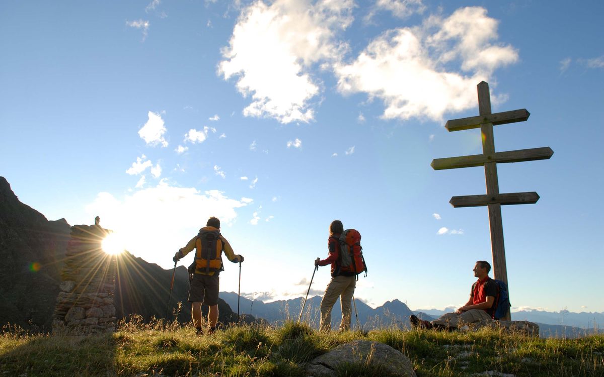 Wandern Urlaub Südtirol Sonnenaufgang Dorf Tirol